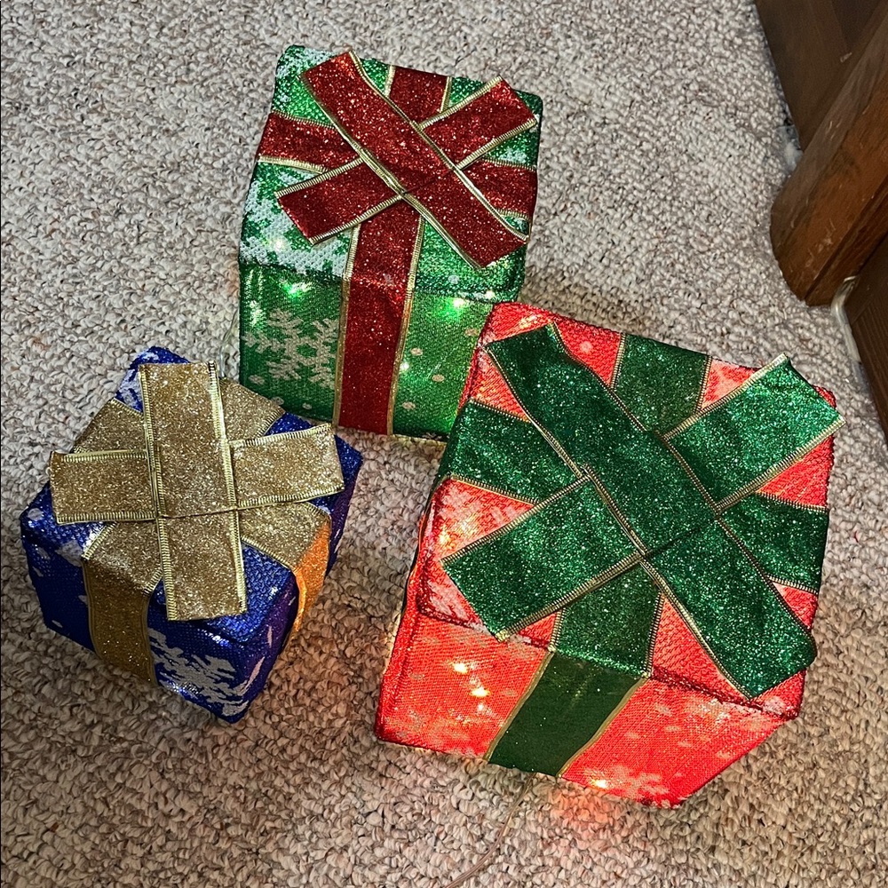 *Festive Holiday Gift Box Set with Lights